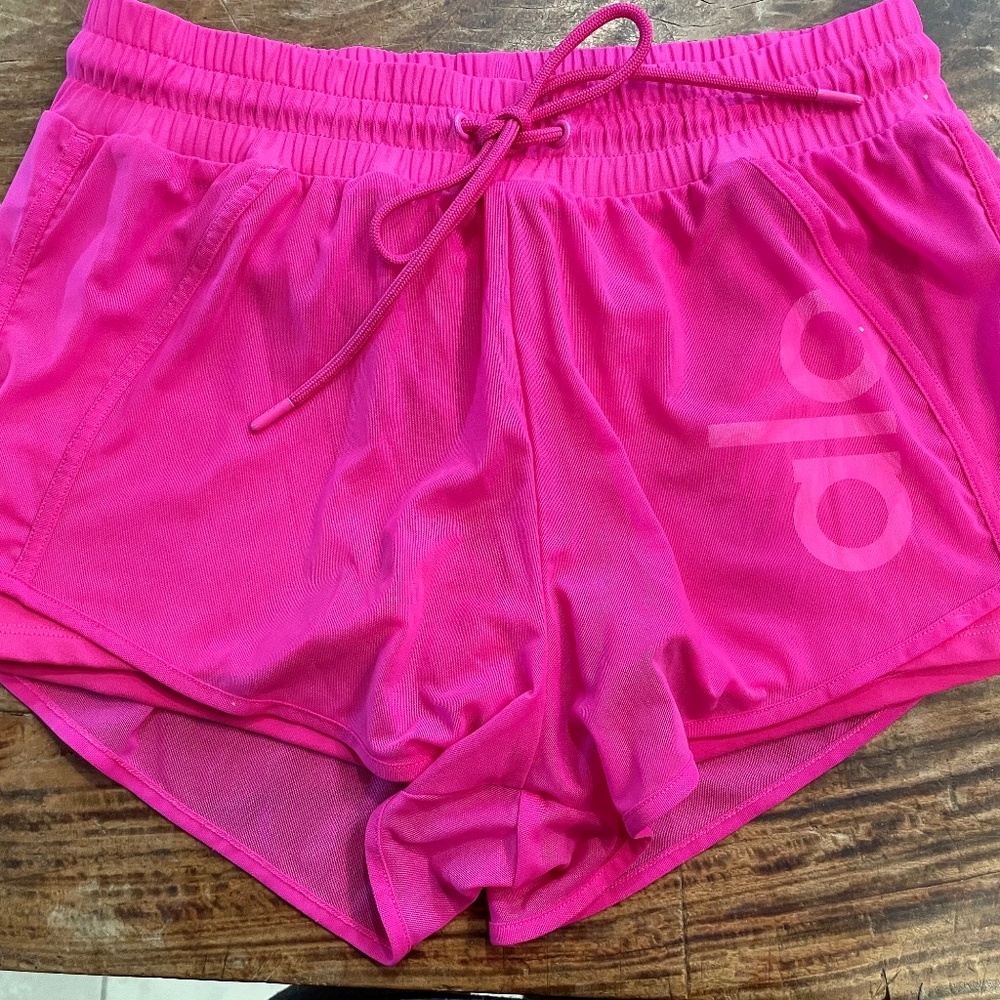 Alo Yoga Women's Ambience Hot Pink Mesh Overlay Yoga Running Shorts Size Small